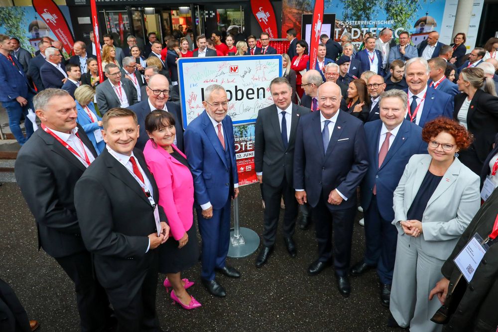 Gruppenbild der Ehrengäste zur Eröffnung des 75. Österreichischen Städtetags