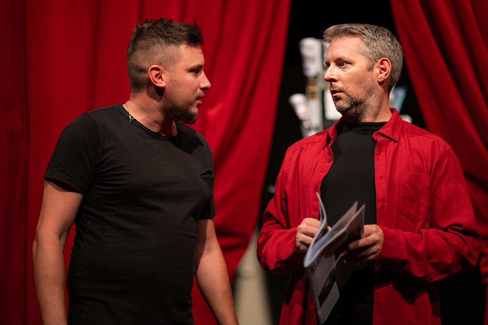 Szenenbild mit zwei Schauspielern der Theatergruppe The Lectors