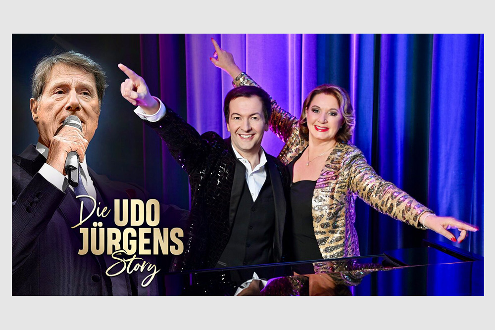 Udo Jürgens, der ein Mikrofon in der Hand hält, Sänger und Pianist Alex Parker und Schauspielerin Gabriela Benesch mit Schriftzug Die Udo Jürgens Story