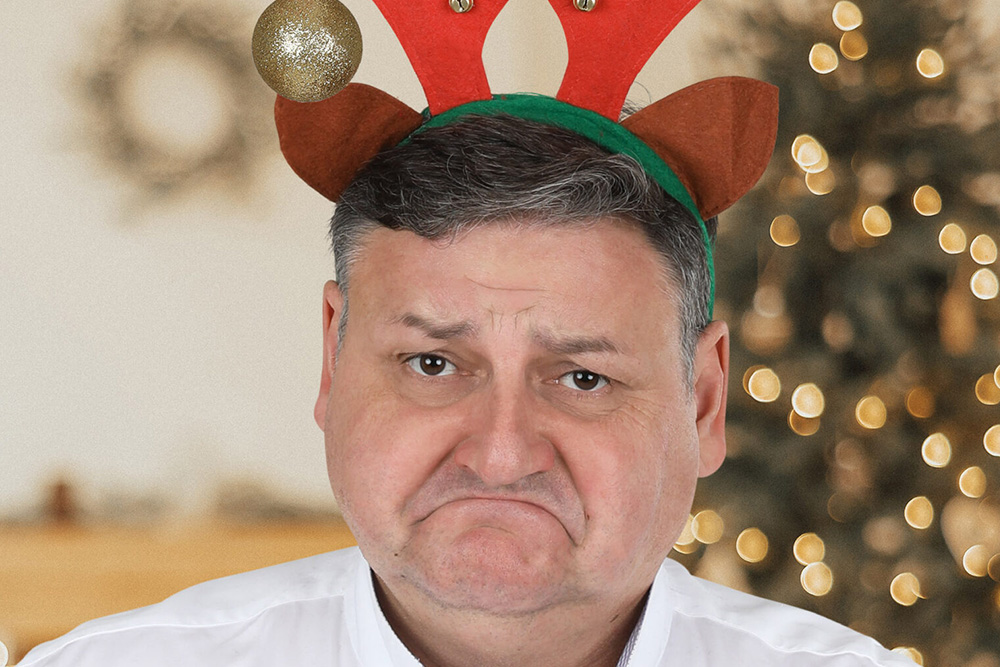 Spaßiges Porträt von Walter Kammerhofer mit weihnachtlichem Rentier-Haarreifen