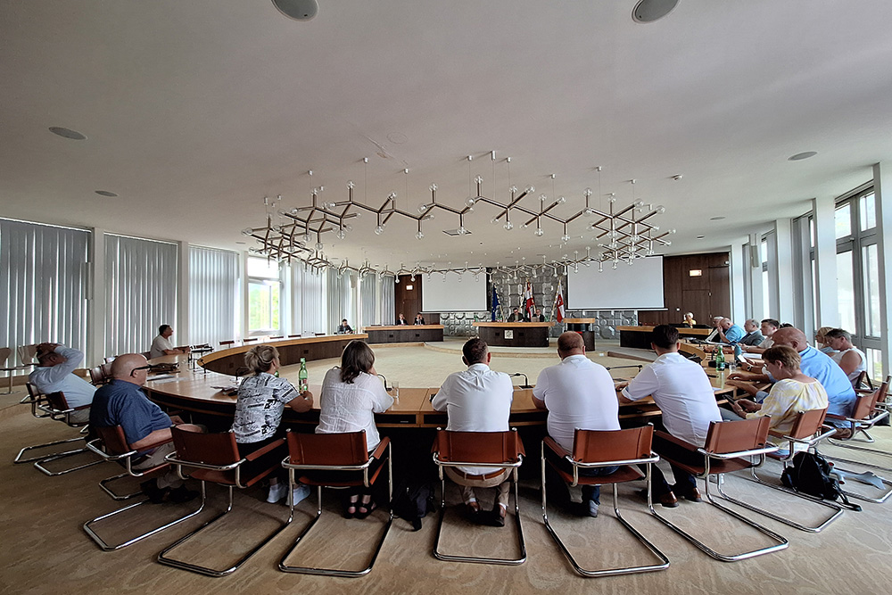 Halb leerer Gemeinderatssitzungsaal
