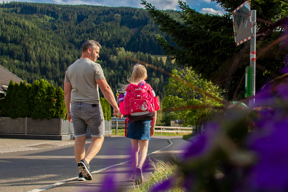 Kind mit Vater am Schulweg