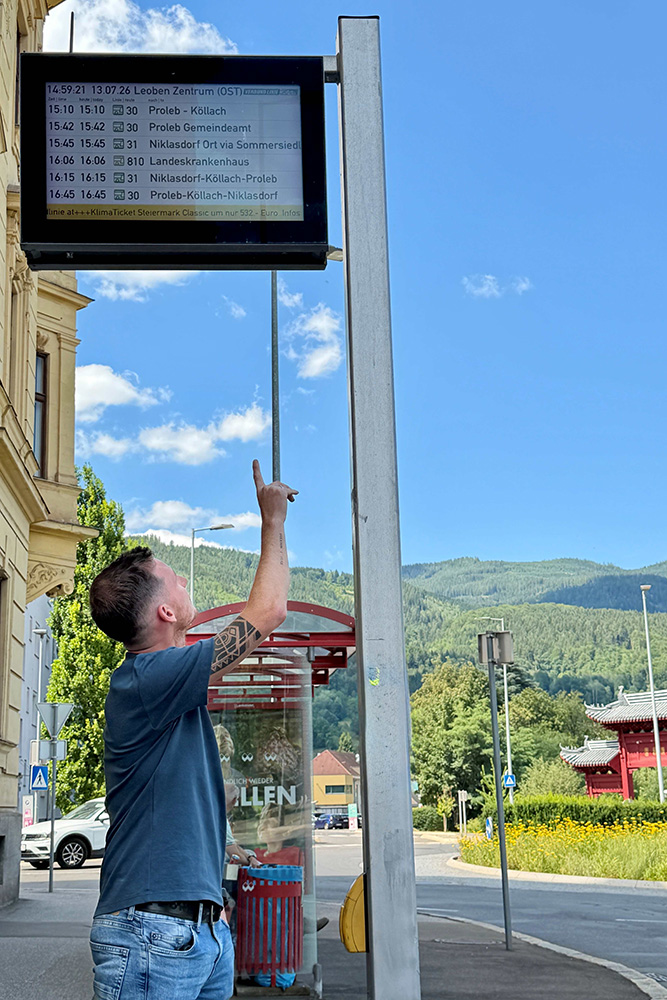 Anzeigetafel Busfahrzeiten nach Proleb