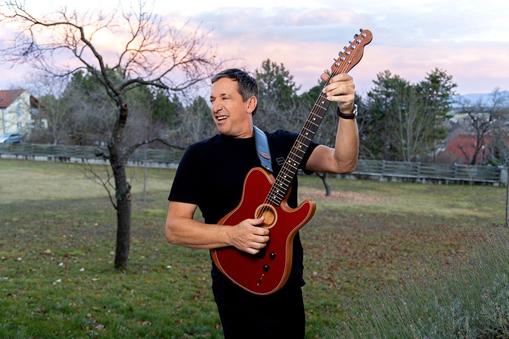 Viktor Gernot mit Gitarre