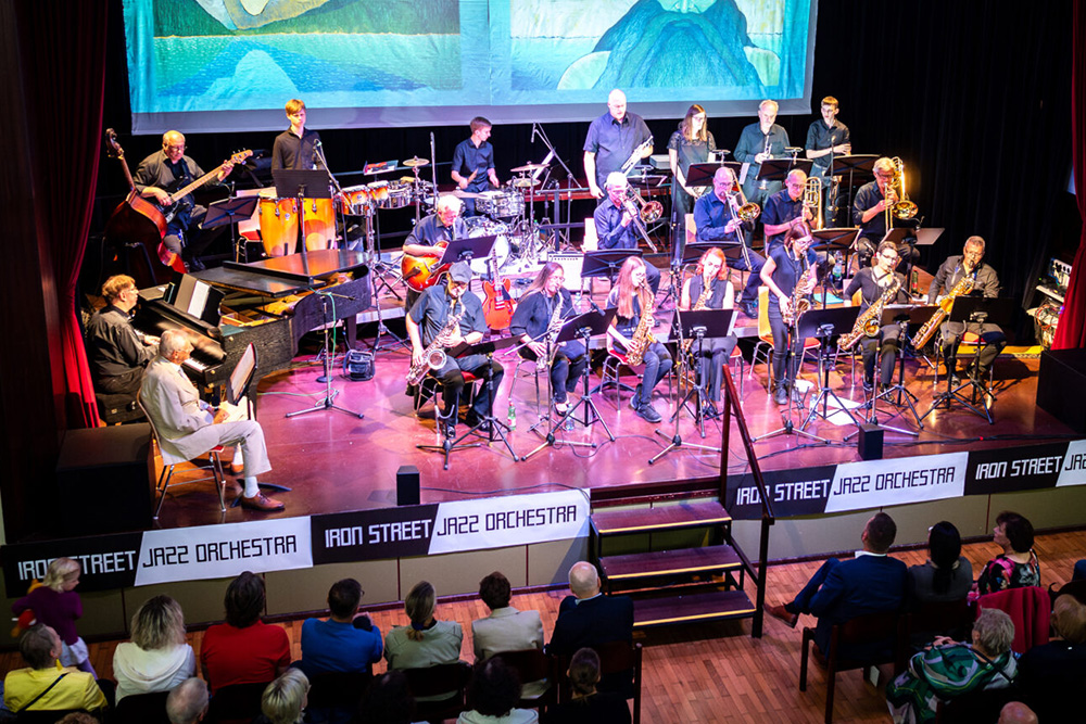 Iron Street Jazz Orchestra beim Musizieren auf der Bühne vor Publikum