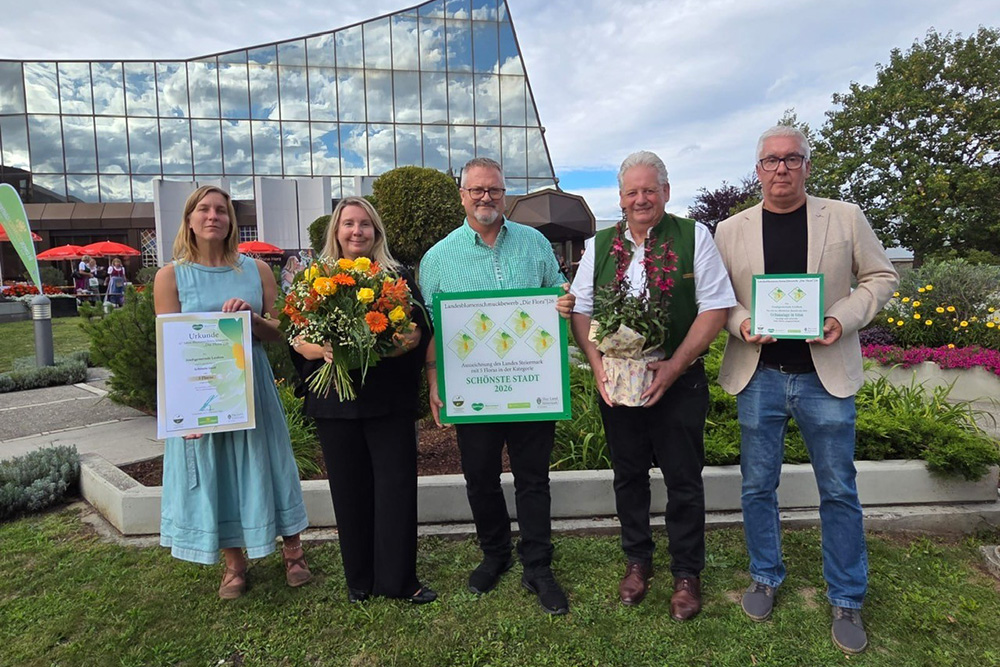 Die Preisträge:innen der Stadt Leoben beim Landesblumenschmuckbewerb 2026 mit den Urkunden