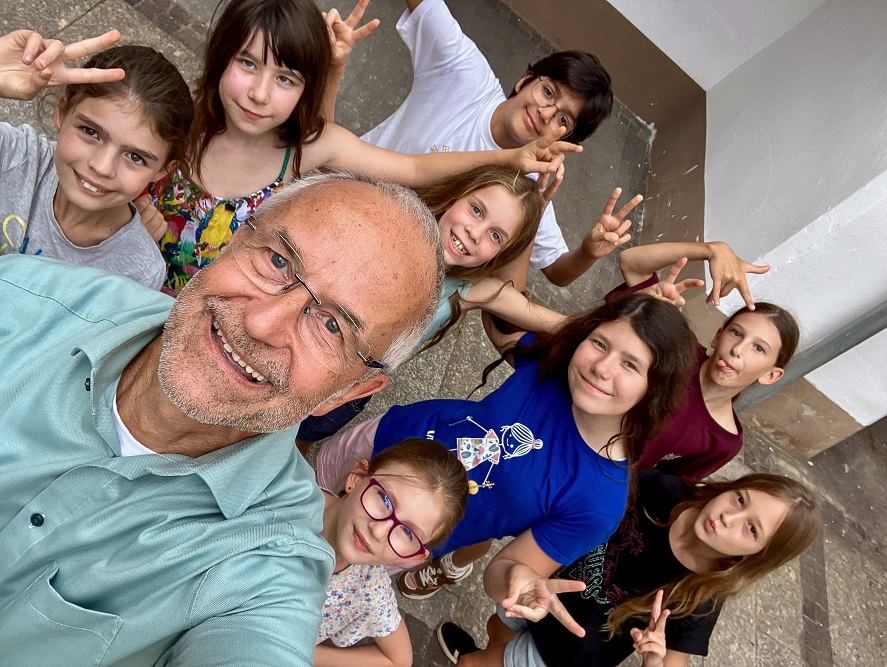 Teilnehmer:innen des Fotoworkshops posieren für ein Selfie