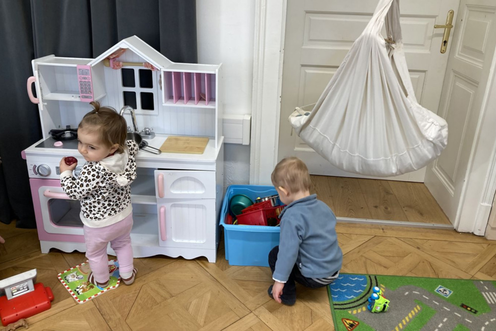 Zwei spielende Kinder