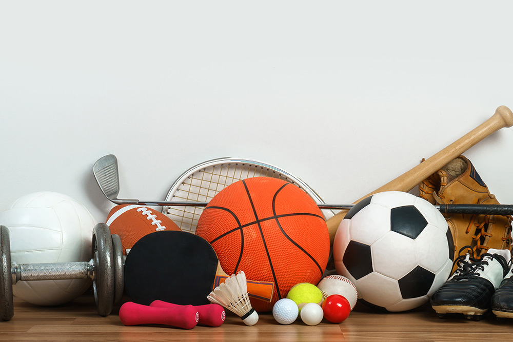 Verschiedene Bälle, Schläger und andere Sportartikel