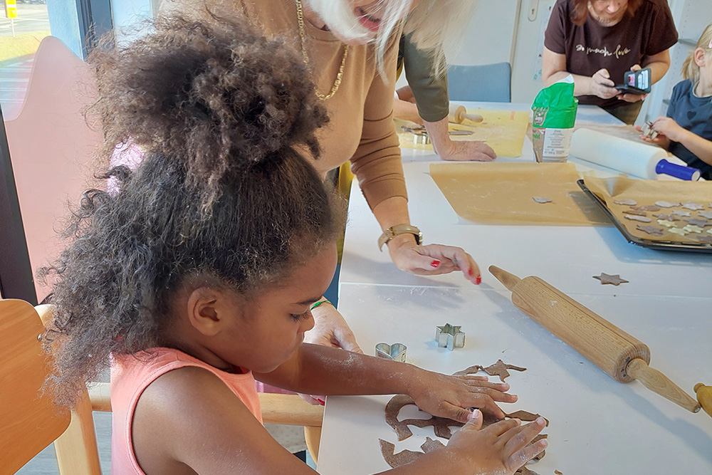 Kinder und Erwachsene beim Keksebacken