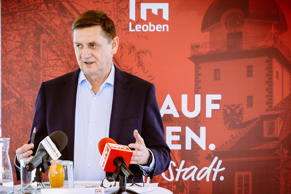 Bürgermeister Kurt Wallner spricht auf einer Pressekonferenz