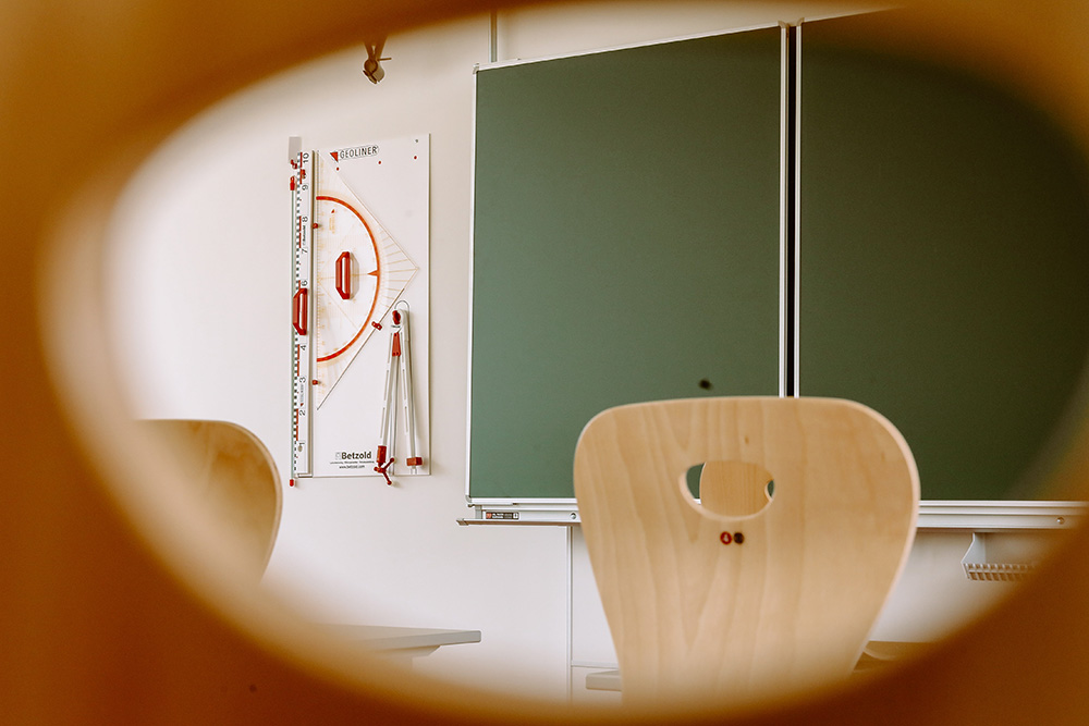 Blick in ein Klassenzimmer im Bildungszentrum Fröbelgasse auf die Tafel
