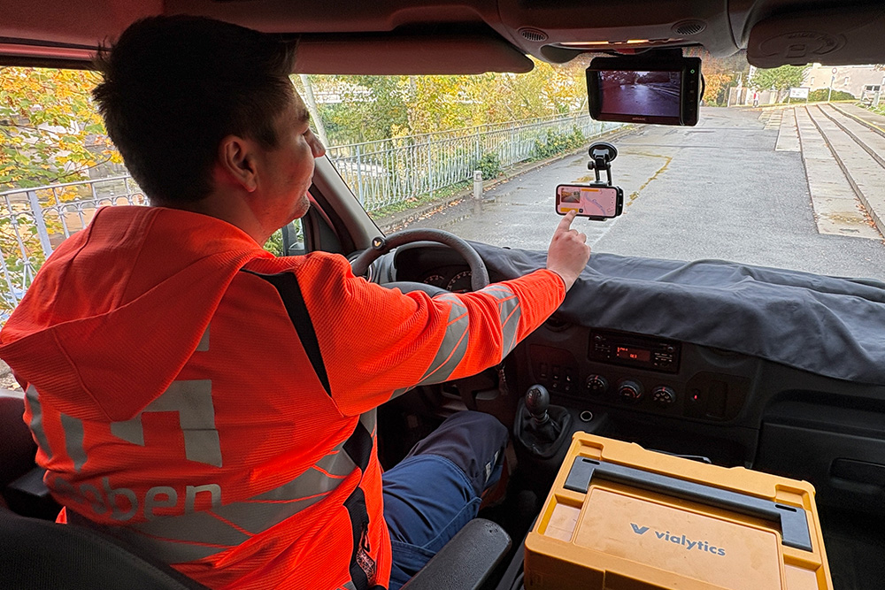 Innenansicht Smartphone an der Windschutzscheibe