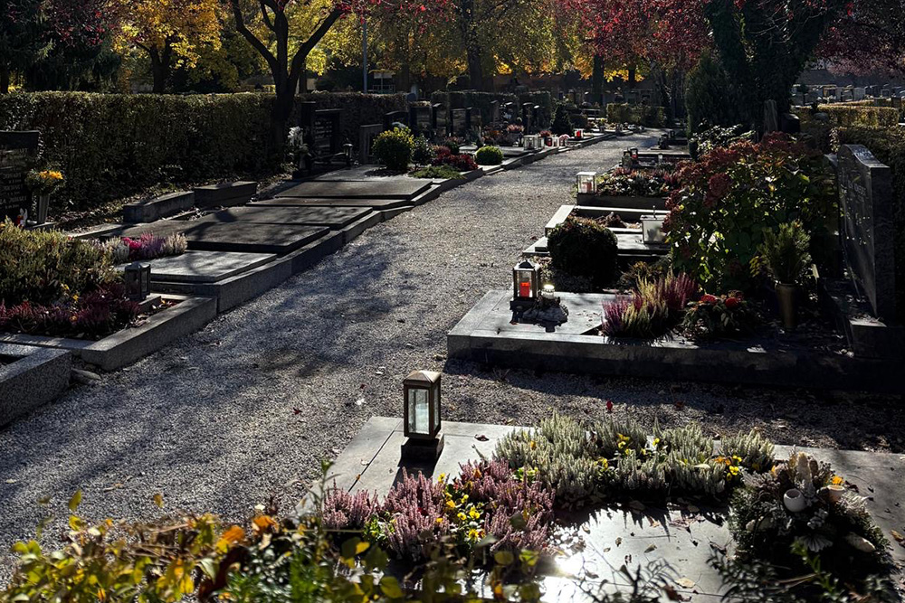 Gräber am Friedhof im Herbst