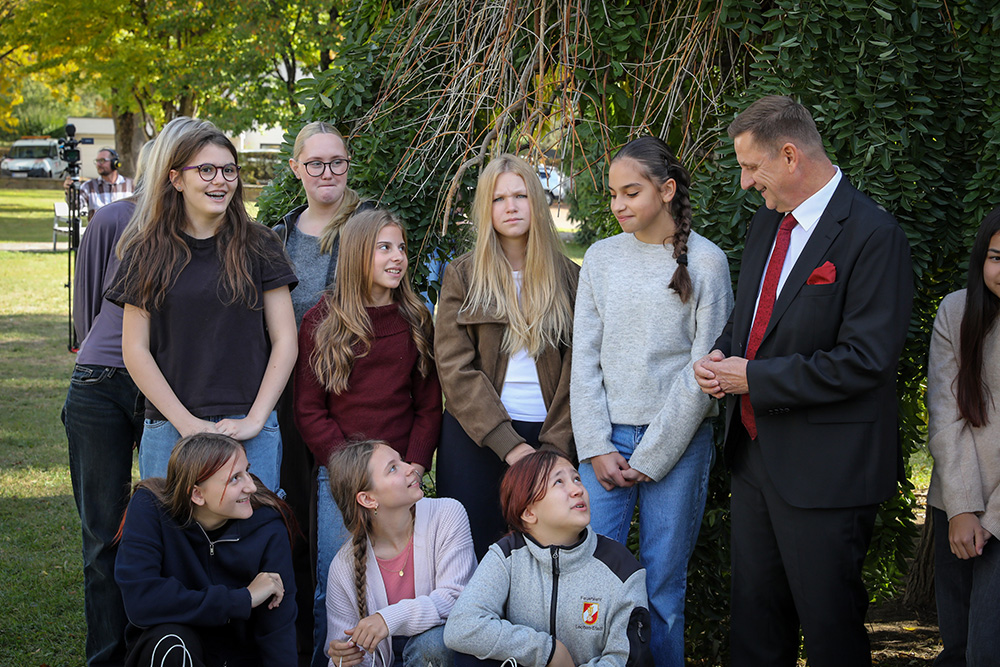 Gruppenbild mit Bürgermeister