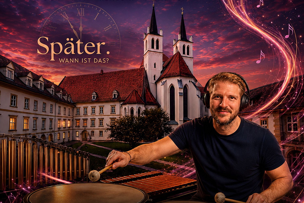 Mann mit Kopfhörern am Schlagwerk und im Hintergrund die Pfarre Göss