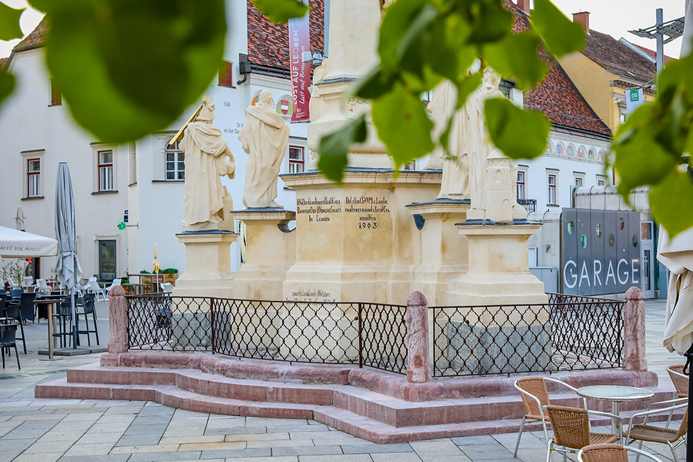 Pestsäule am Leobener Hauptplatz mit restauriertem Gitter