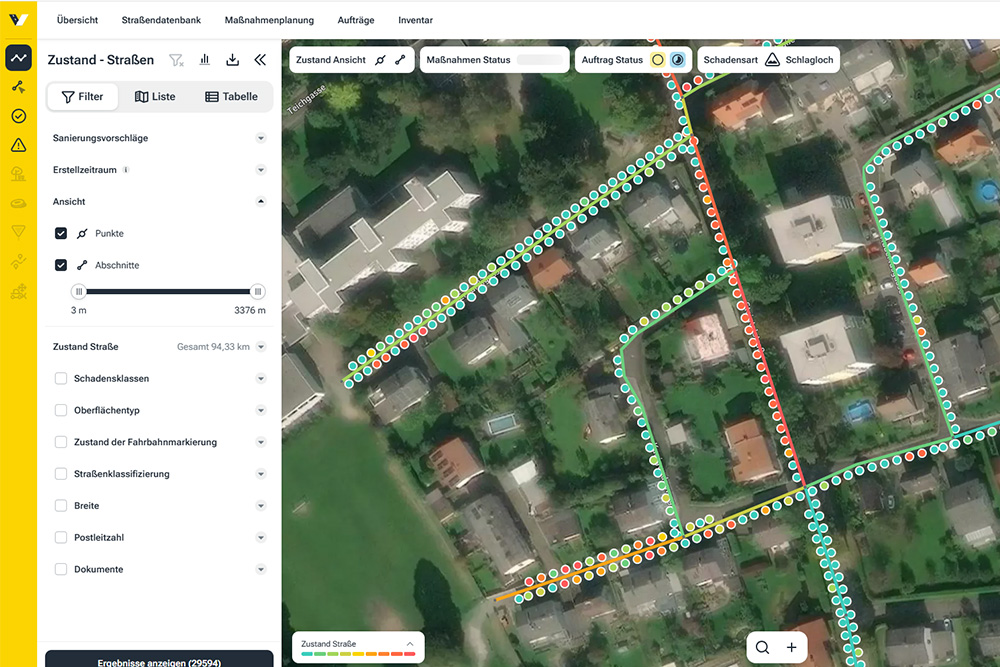 Straßenzustandsübersicht mit farbigen Markierungen auf Satellitenbild von Wohngebiet