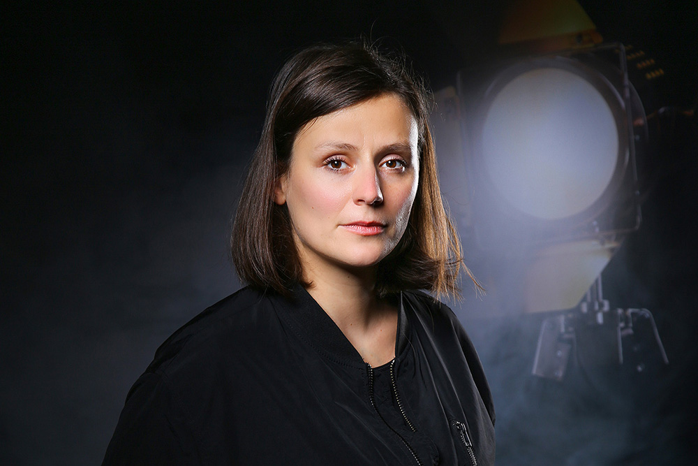 Anna F. im Studio vor einem Scheinwerfer
